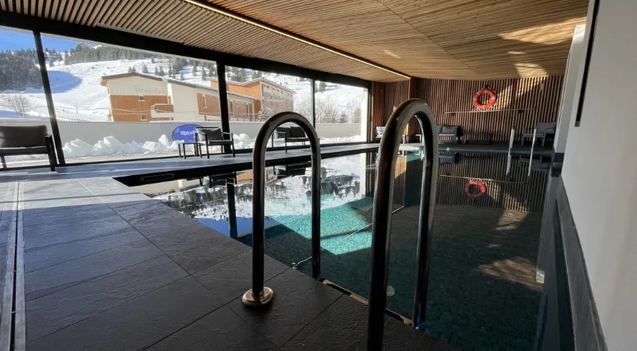 Référence STREIFF - intérieur piscine bâtiment Alp Auris